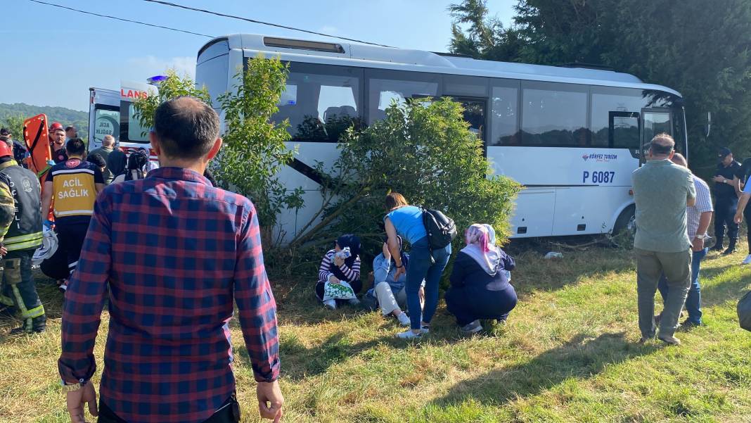 Tır ile servis midibüsü kafa kafaya çarpıştı: 1'i ağır 26 yaralı 8